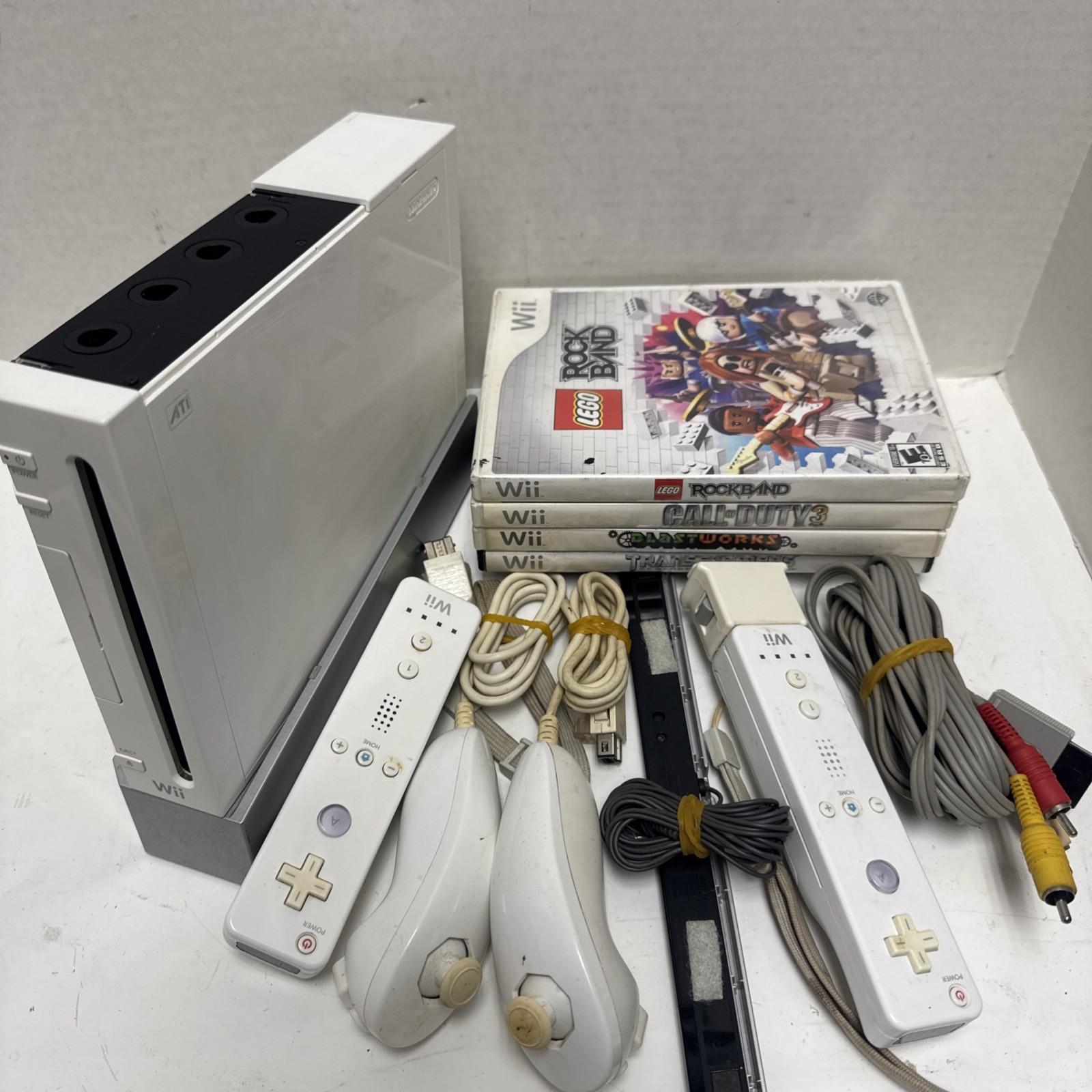 Nintendo Wii Console RVL 001 Bundle 2 Controllers With 4 Nintendo Wii Games