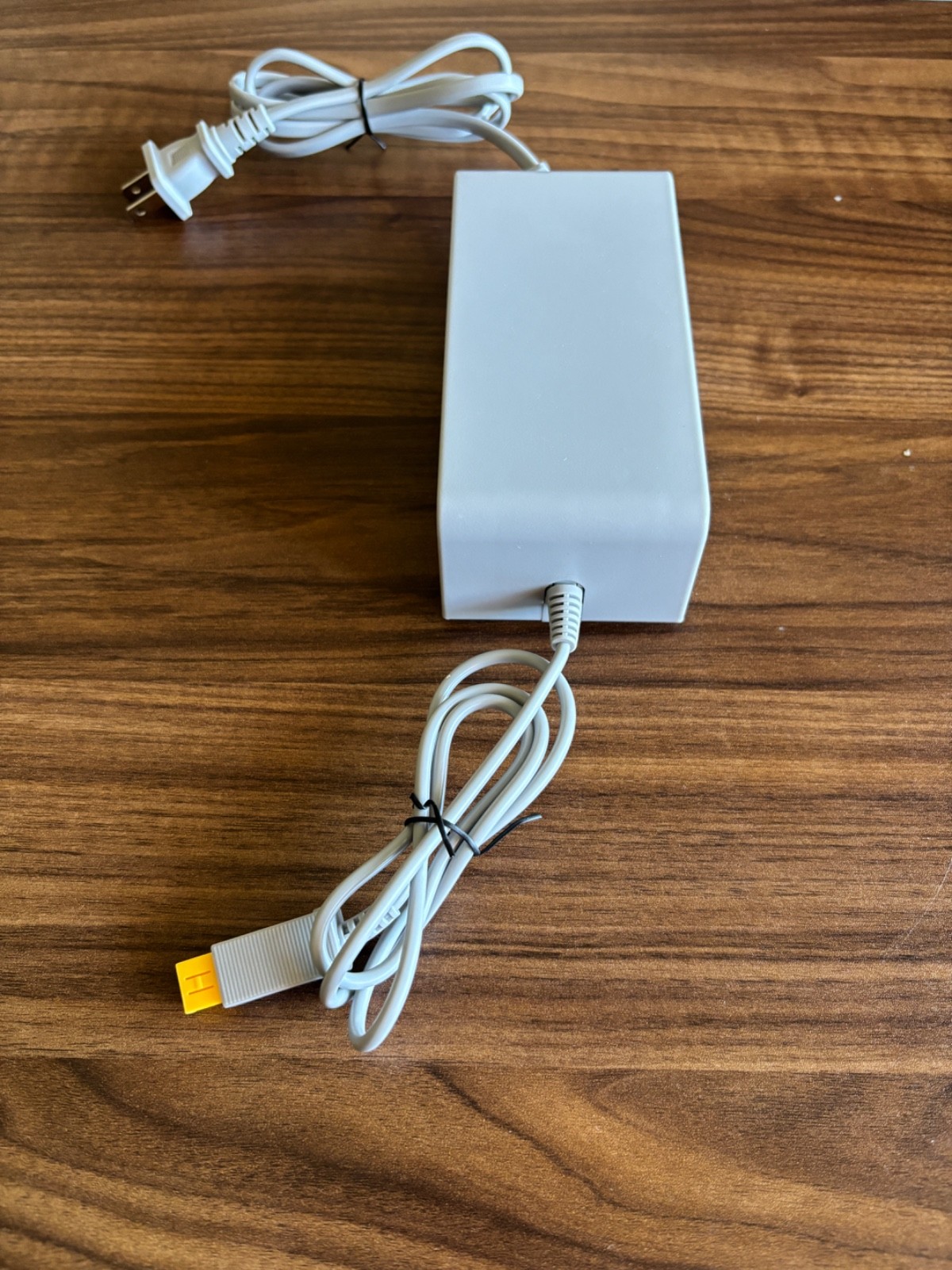 Nintendo Wii U White 8GB Console WUP-001 w/ Power Supply Stands No GamePad