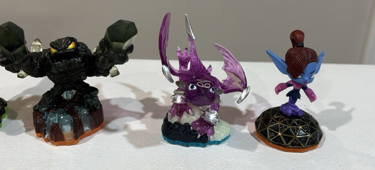 7 ASSORTED ACTIVISION SKYLANDERS VIDEO GAME FIGURES PHANTOM CYNDER MINI JIN