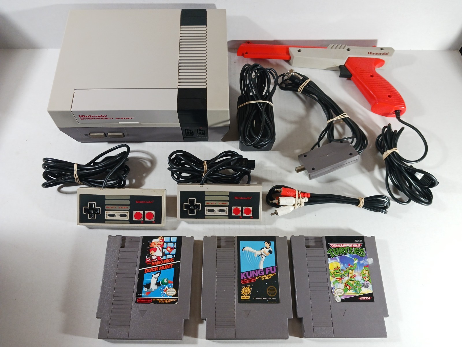 Nintendo NES Console Bundle Tested Cleaned 2 Controllers OEM Cords Mario TMNT