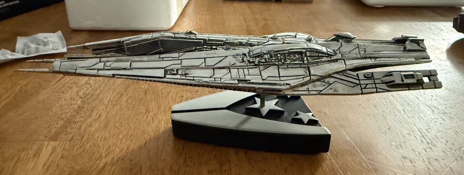 Mass Effect Alliance Cruiser Replica Model Dark Horse Silver Edition
