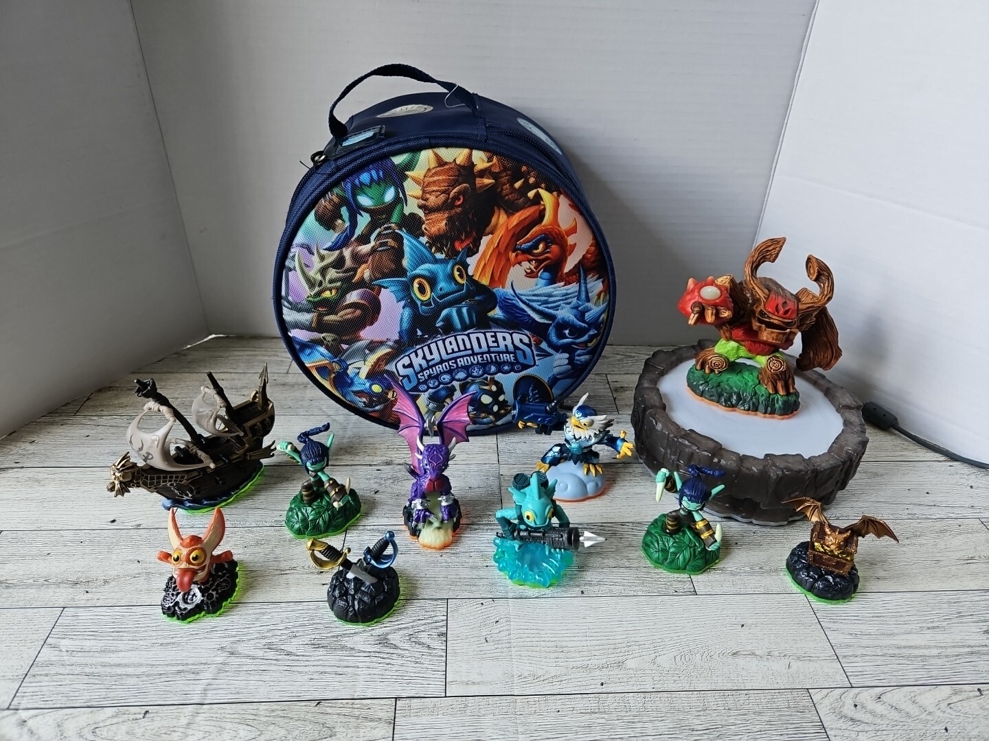 Skylanders Lot of 10 Character & Vehicle Figures w/ Bag And Changing Color Base