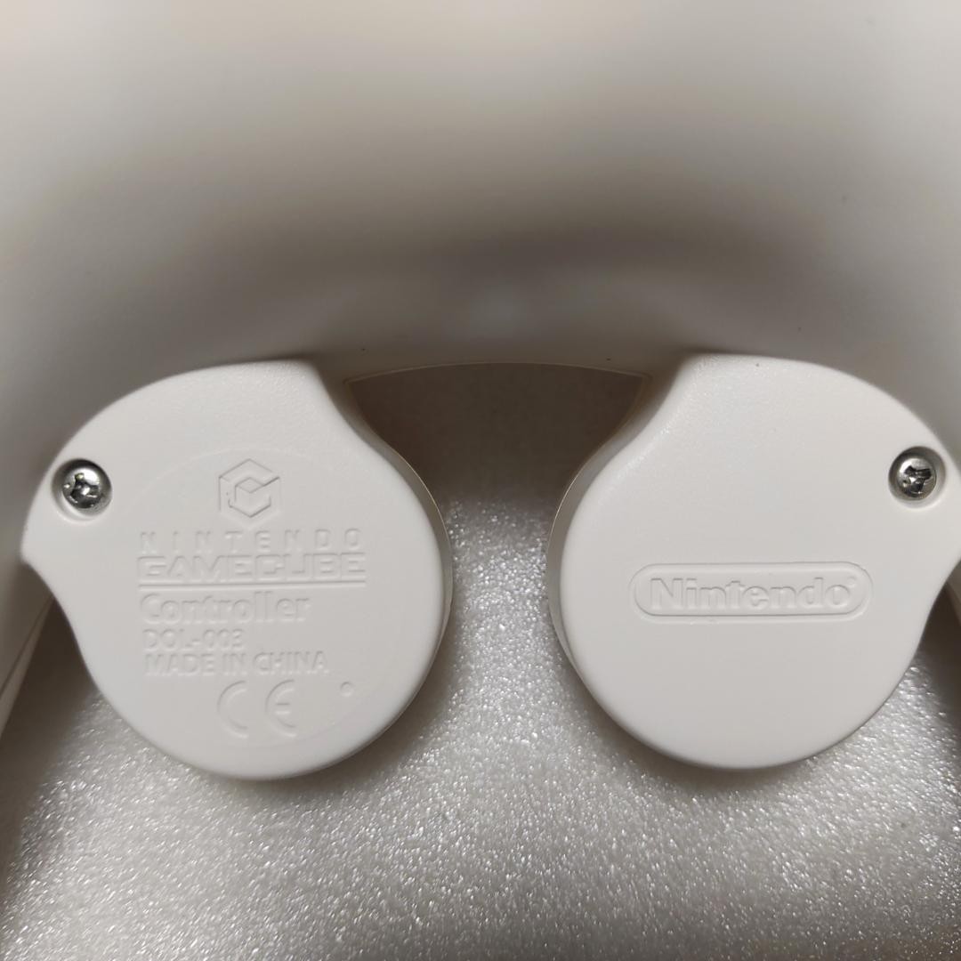 GameCube official controllers, white and silver, 2-pack. jp