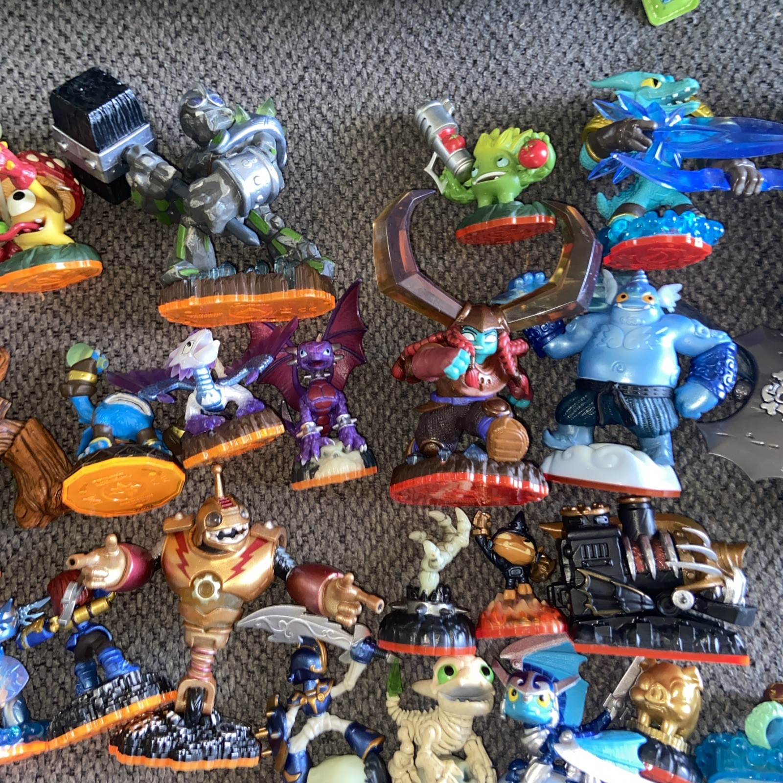 Skylanders Lot – 27 Figures Portal & Bag
