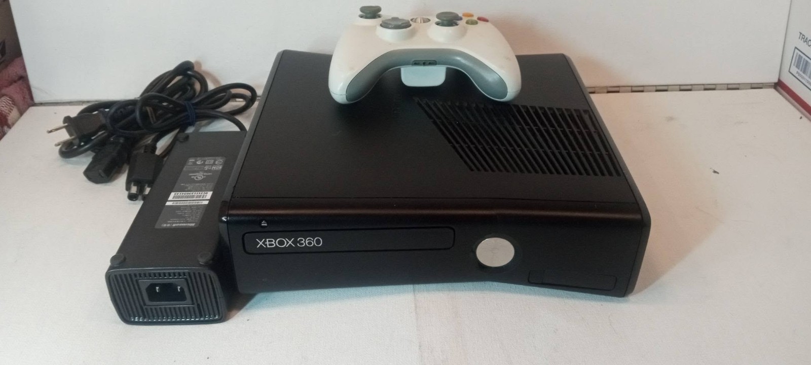 Microsoft Xbox 360 S Console W/HDD/Cords + white controller works great tested