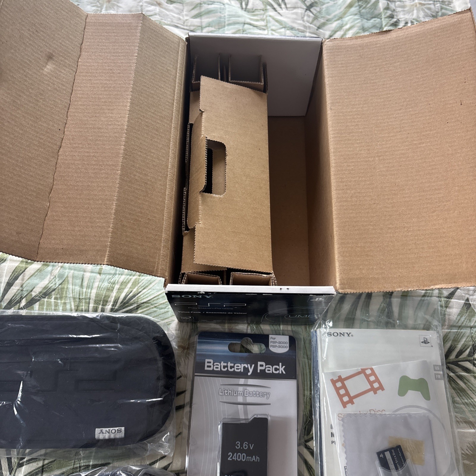 Sony PSP-1001 K Black Value Pack Handheld System New And Mint W/ Games Bundle