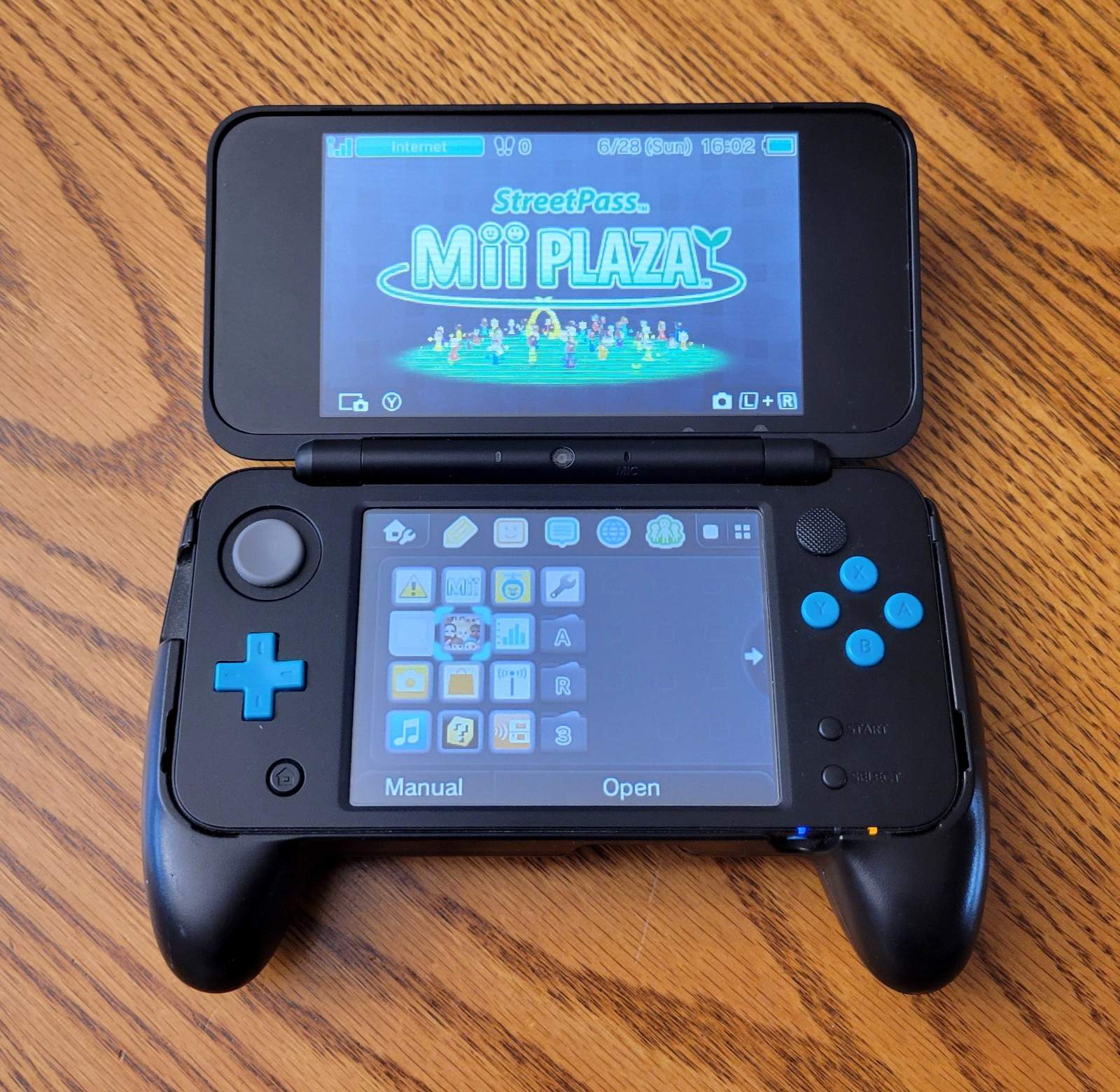 New Nintendo 2DS XL Black / Turquoise – 64GB – Charger and Grip – Fast Ship!!