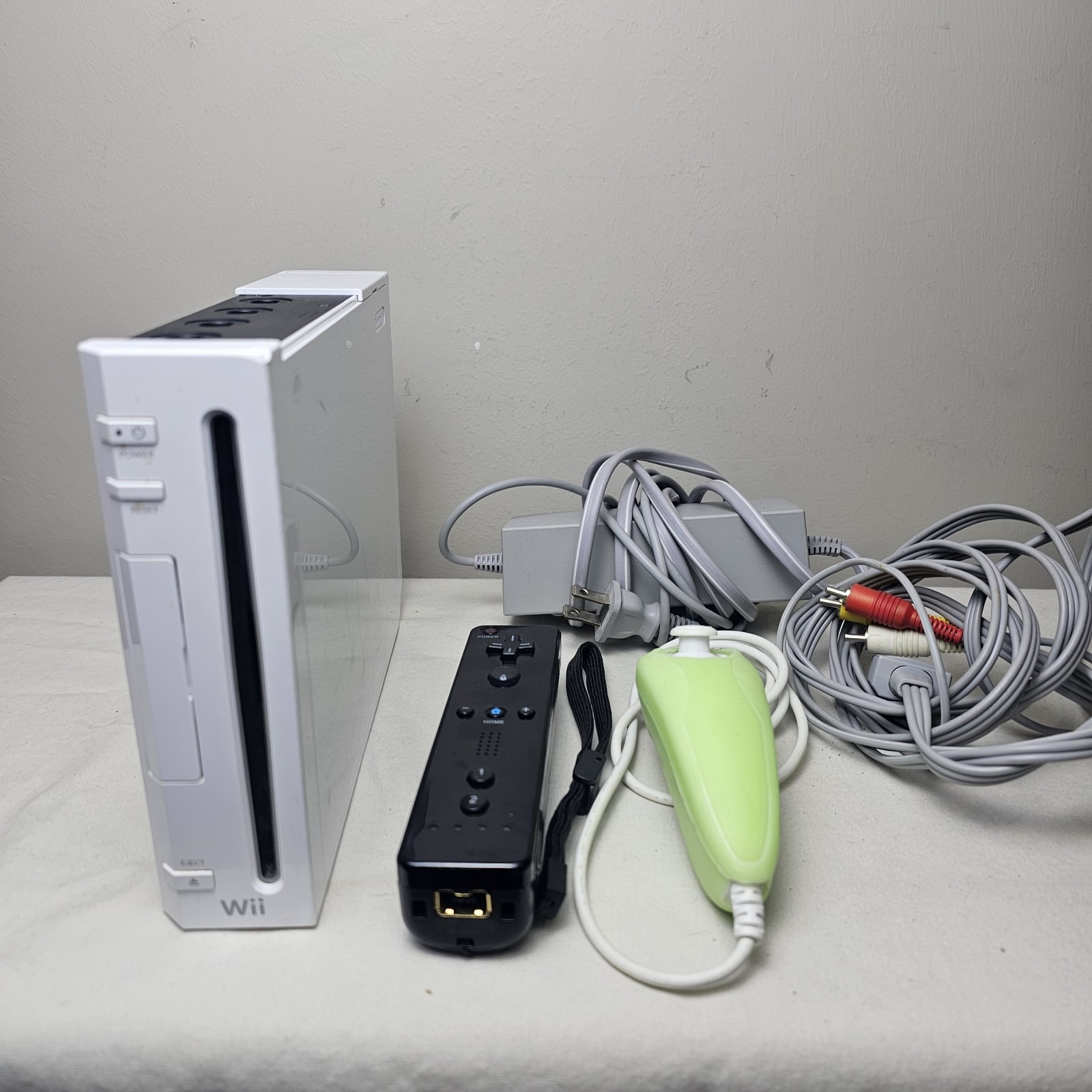 Nintendo Wii RVL-001 512 MB Home Console White with One Controller and Nunchuck