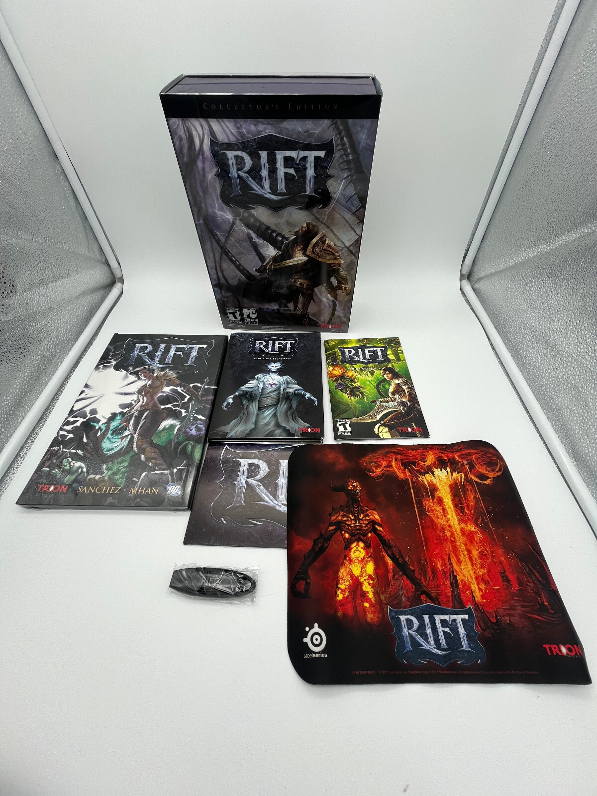 Rift: Collector’s Edition PC 2011 Trion Open Box Discs USB Map Mousepad