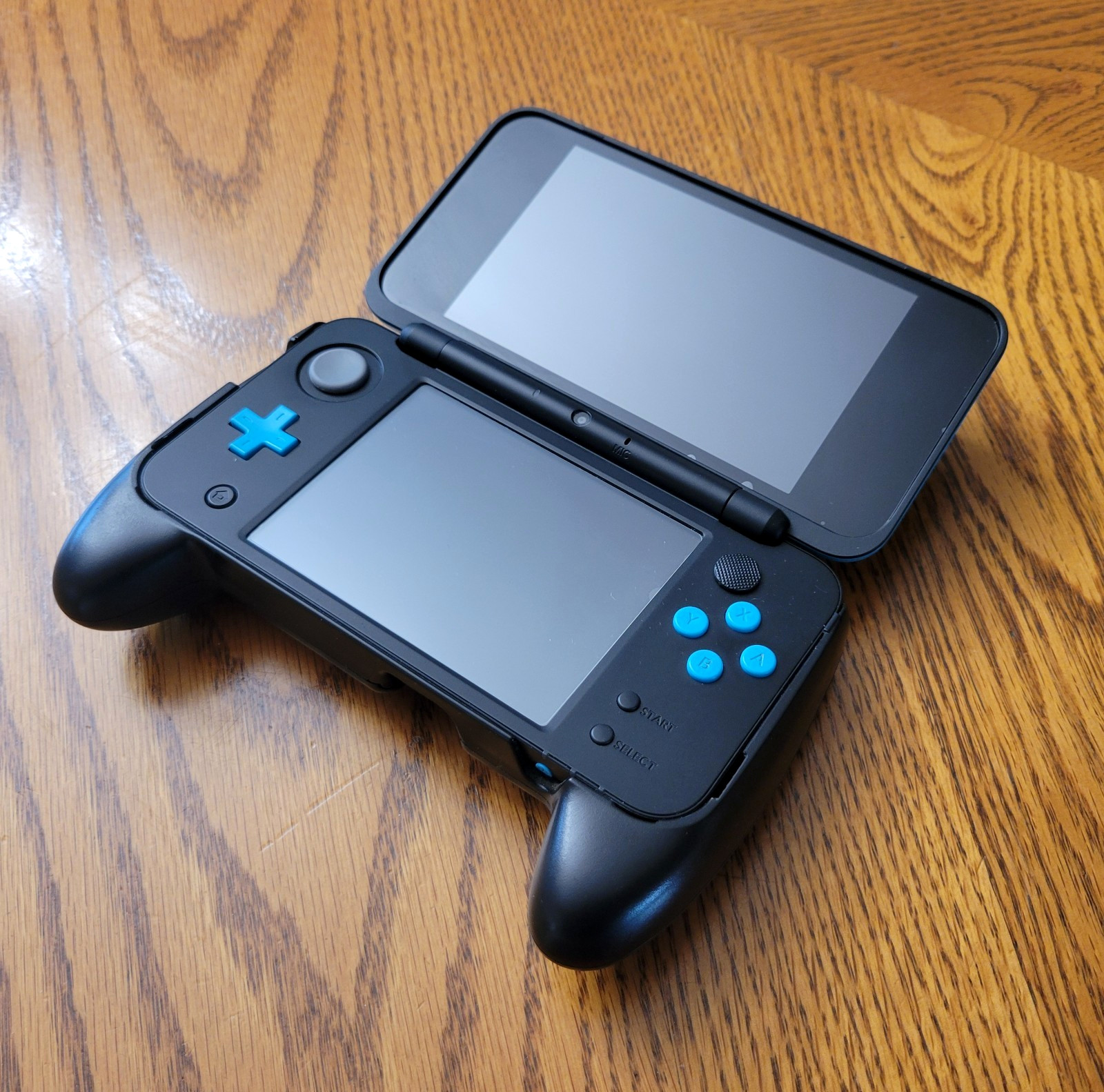 New Nintendo 2DS XL Black / Turquoise – 64GB – Charger and Grip – Fast Ship!!