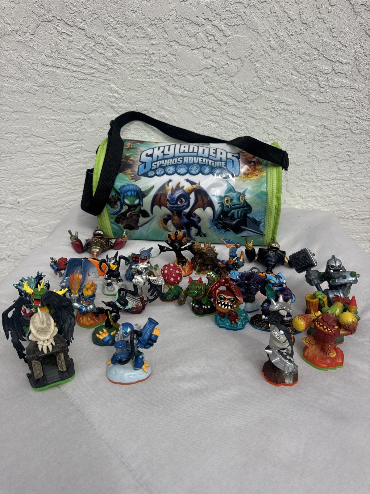 Spyro’s Adventure Skylanders Bag w/ 20 Skylander Figures