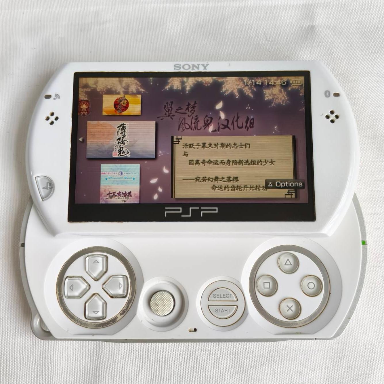 Sony PSP GO console White with Charger PSP-N1001 with bag