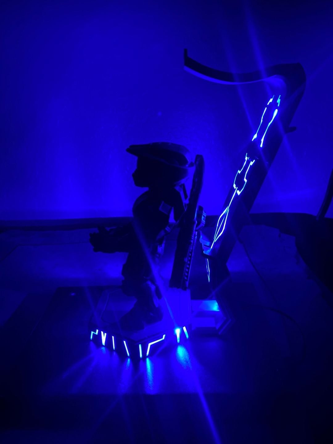 Halo Infinite Master Chief Deluxe Cable Guy Light-Up Phone and Controller Holder