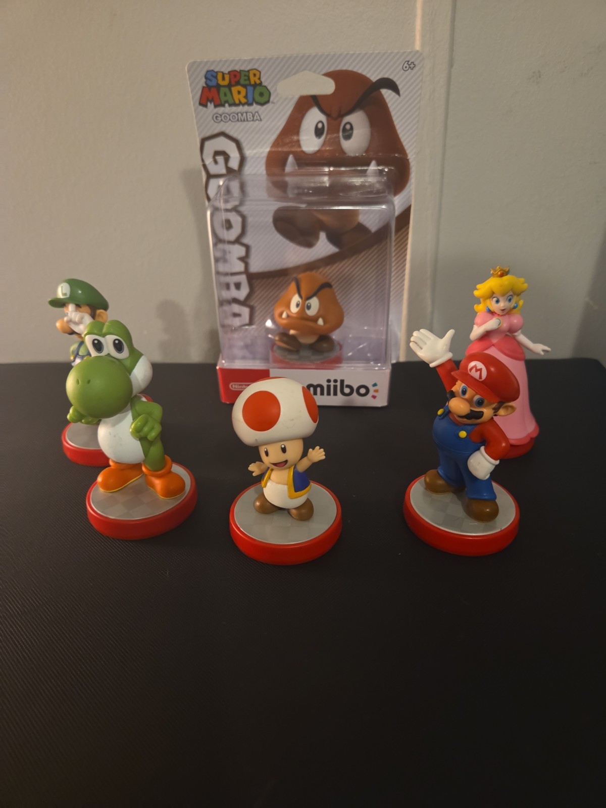 Nintendo Amiibo Super Mario Series Lot – Mario, Luigi, Peach, Yoshi, Toad + Seal