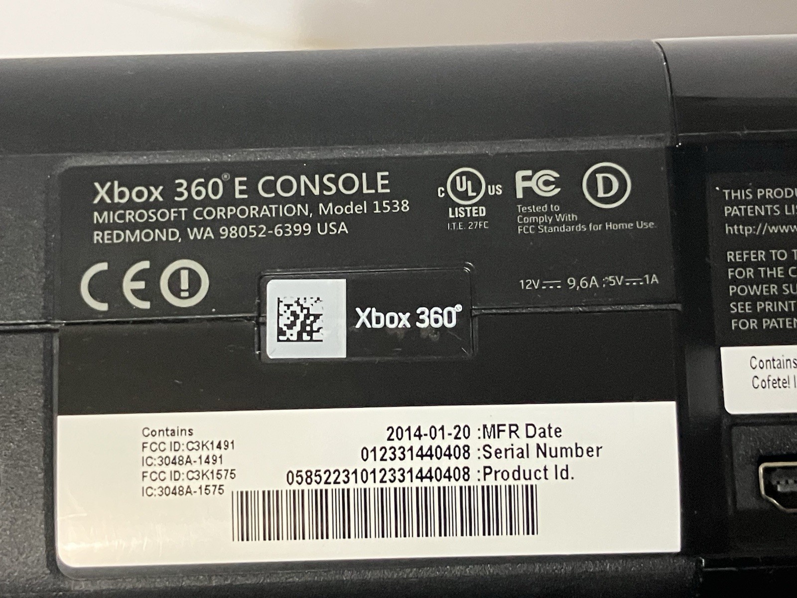 Xbox 360 E 1538 Console 250 GB HD, Cables, Kinect, Games