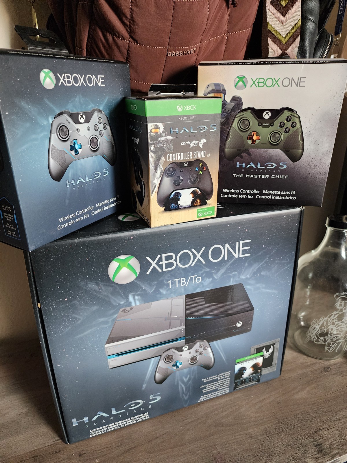 Ultimate Xbox One Halo 5 Limited Edition Console & Collection – Bonus Items
