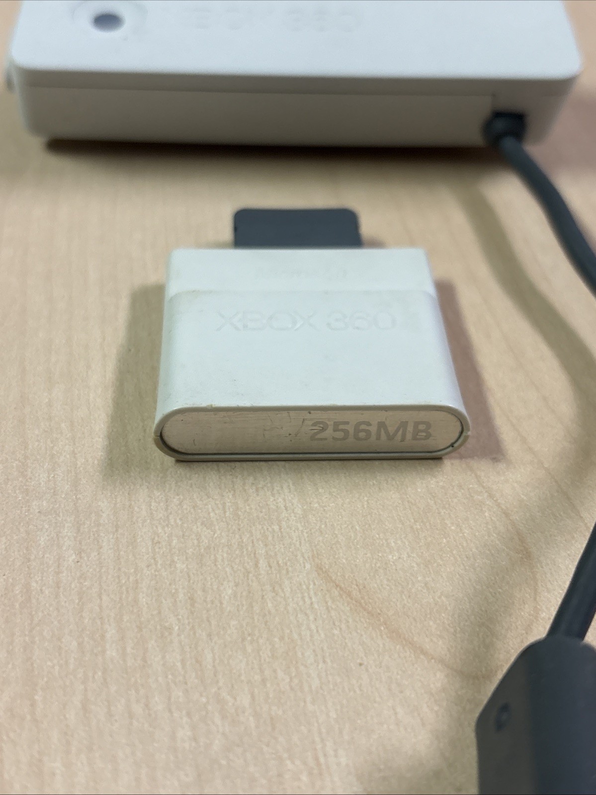 XBOX 360 WIRELESS NETWORK ADAPTER & 256MB MEMORY CARD