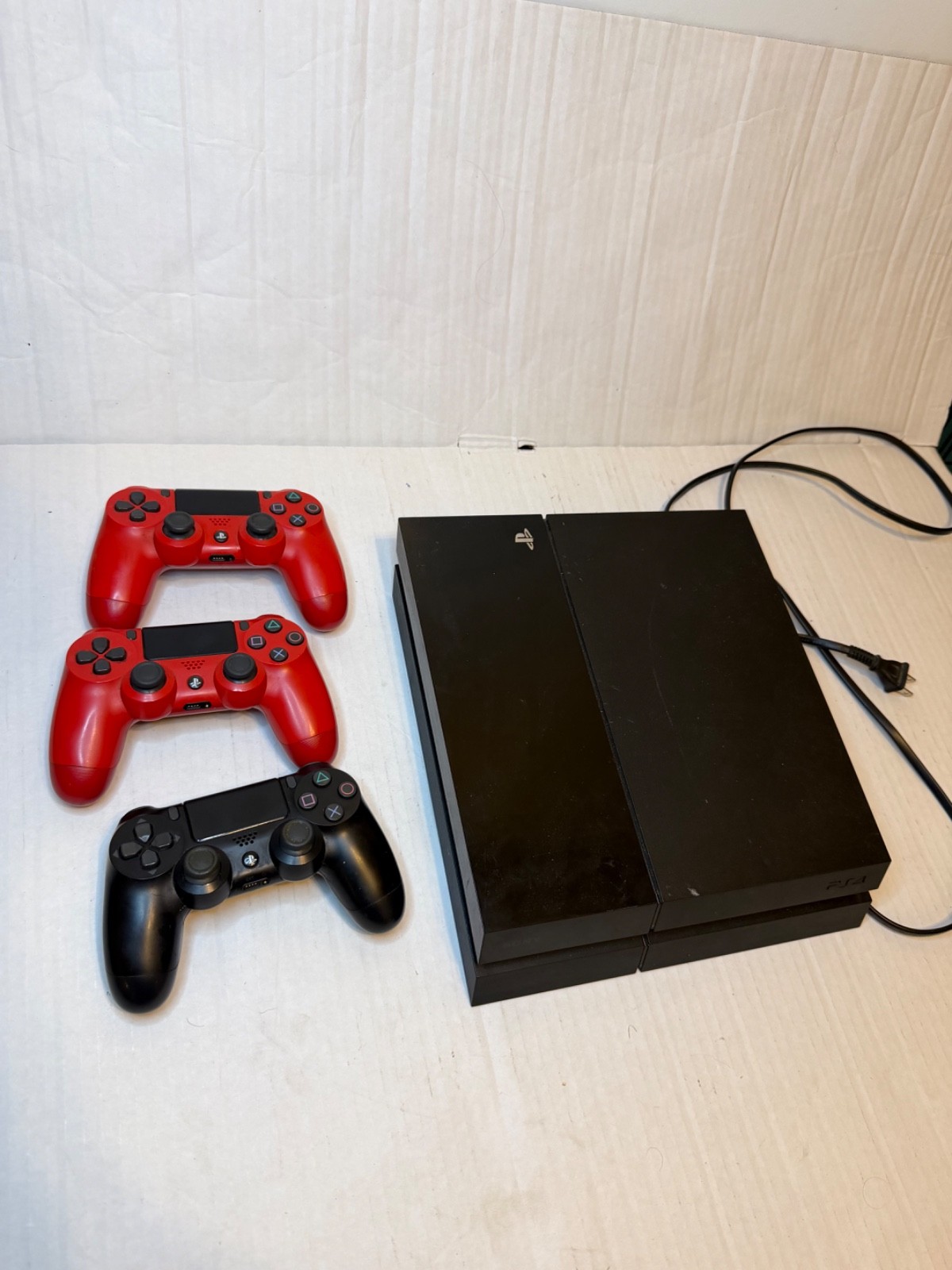 Sony PlayStation 4 PS4 Console Bundle w/ 3 Controllers & Charging Dock Tested