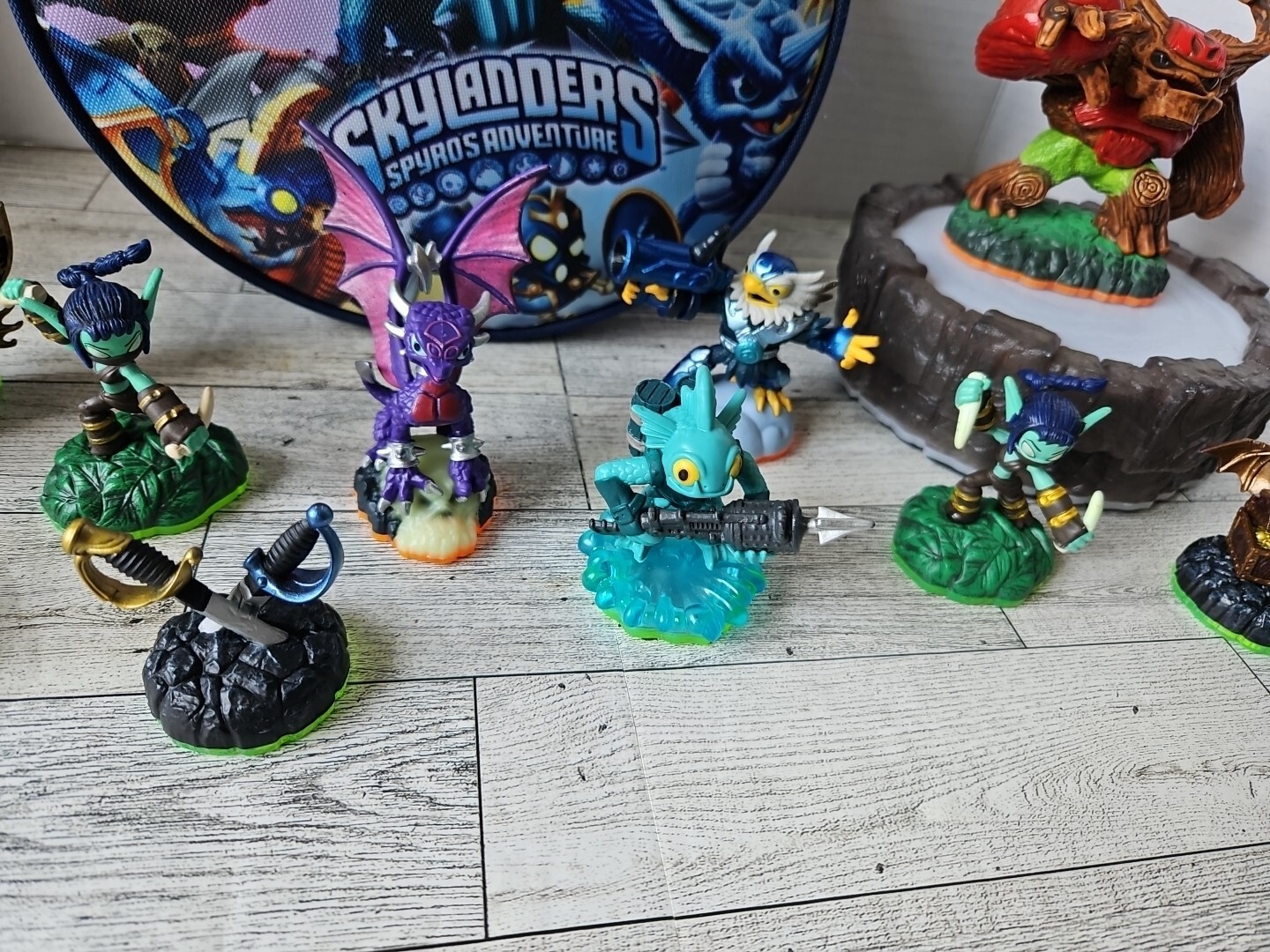Skylanders Lot of 10 Character & Vehicle Figures w/ Bag And Changing Color Base
