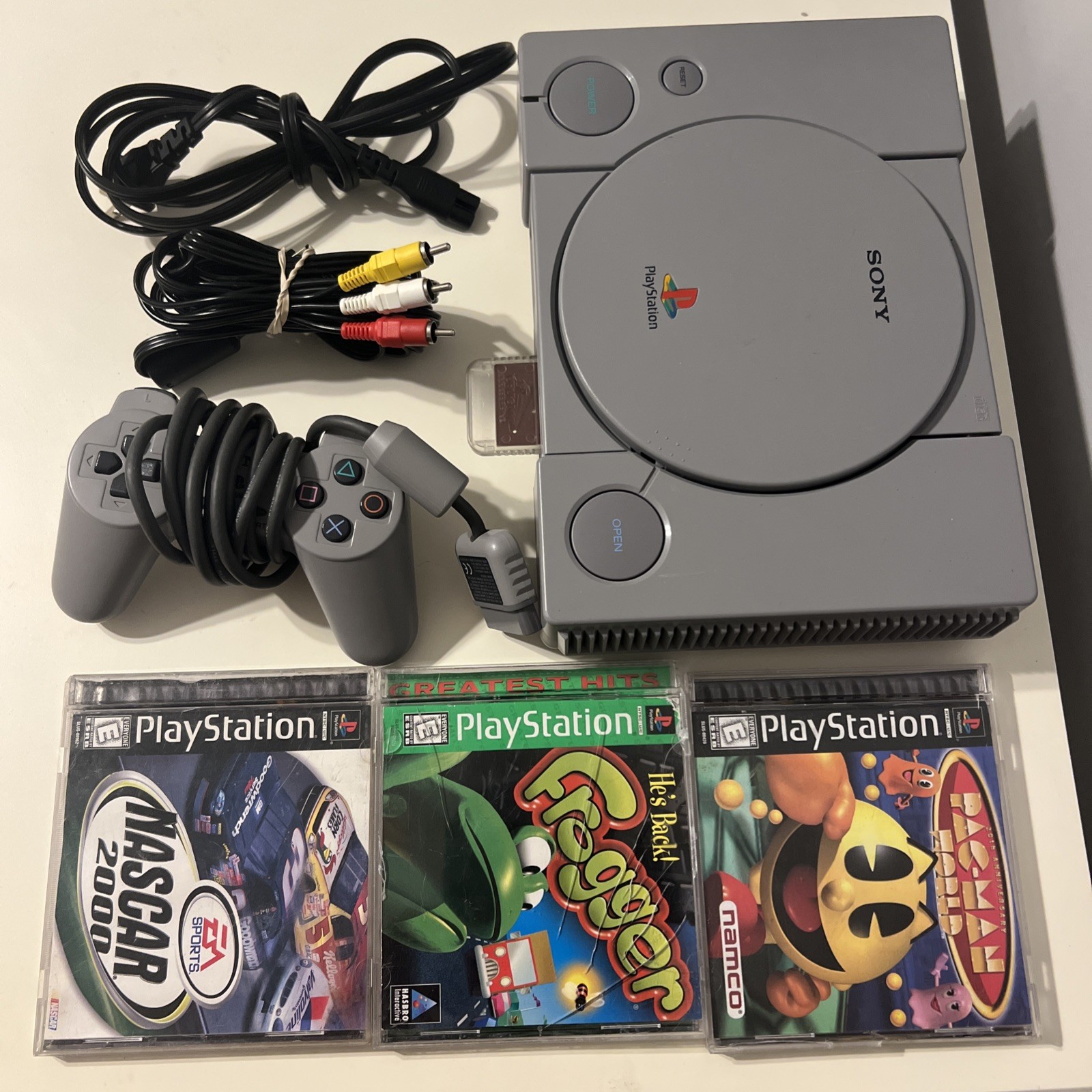 Sony PlayStation 1 console – 1 controller and 3 games. Memory card included Cord