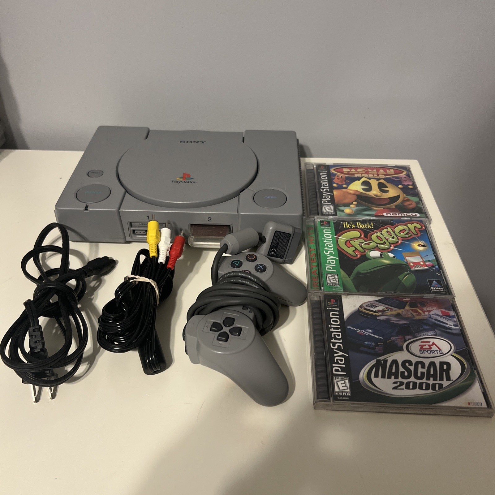 Sony PlayStation 1 console – 1 controller and 3 games. Memory card included Cord
