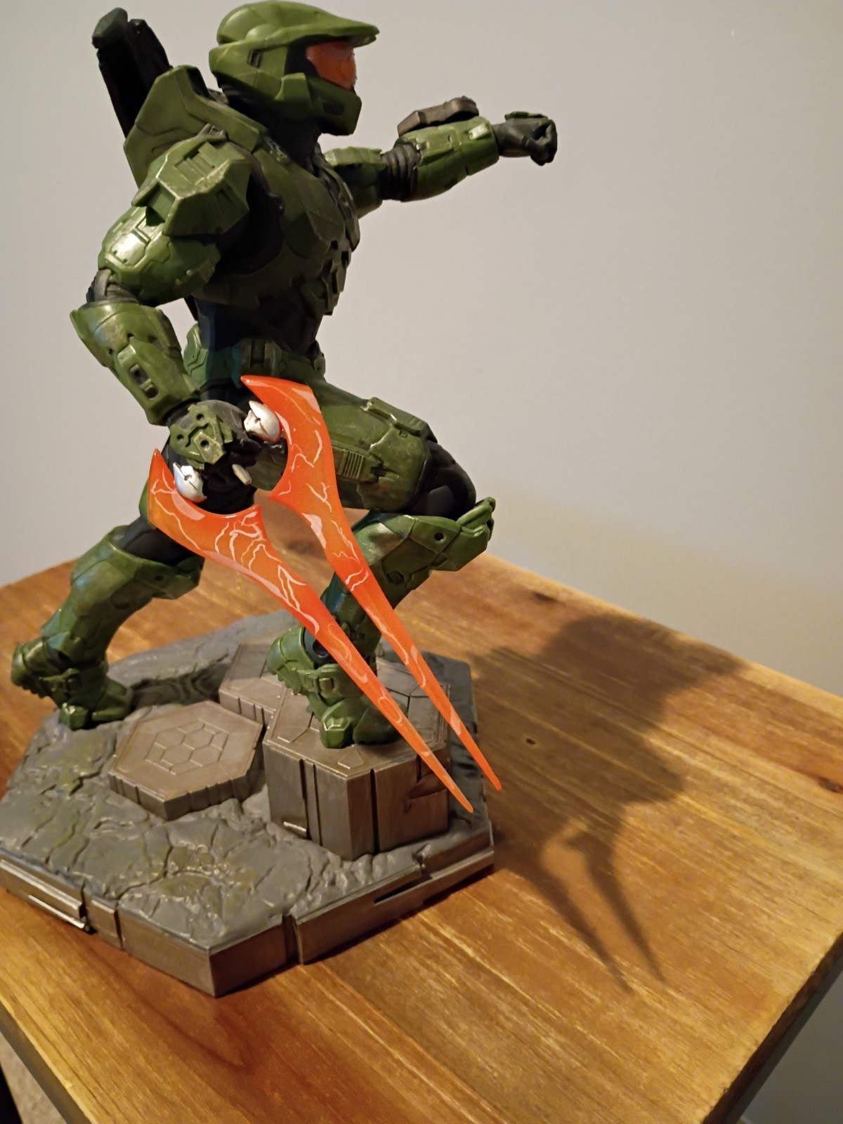 Halo Master Chief ’10 Statue Red Energy Sword Variant. Dark Horse Comics