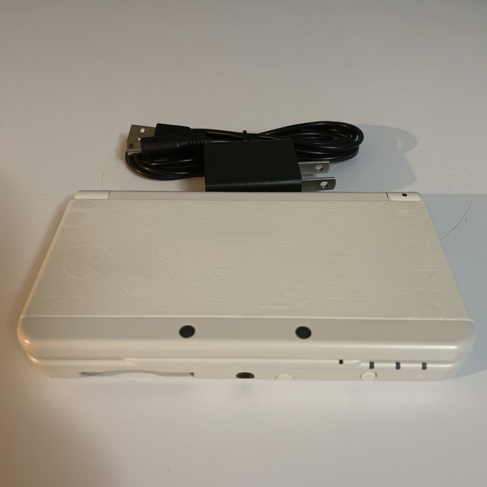 Nintendo New 3DS Super Mario White Edition Handheld System Console + Charger/SD