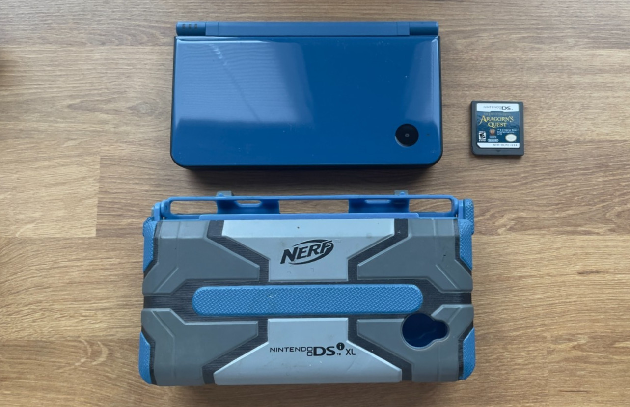 Nintendo DSi XL Blue w/ Nerf Case and LotR – Working *No Charger or Stylus*
