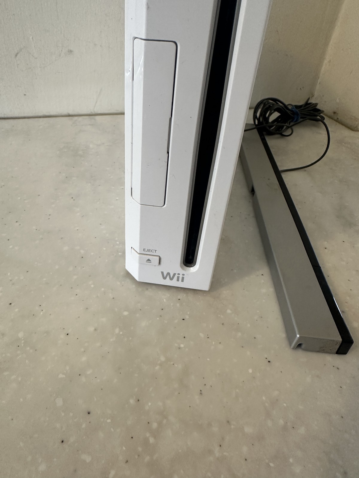 Nintendo Wii RVL-001 White Console & Sensor Bar – GameCube Compatible