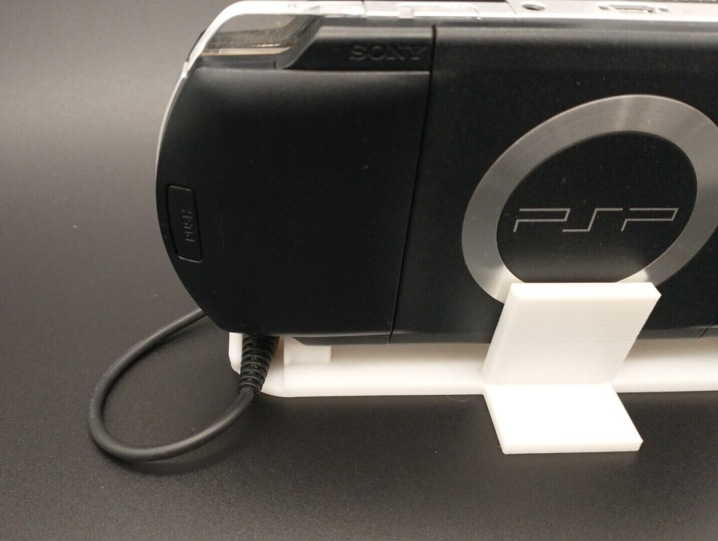SONY PSP 1000 2000 3000 LOW PROFILE CHARGING DISPLAY STAND – Optional UMD Holder