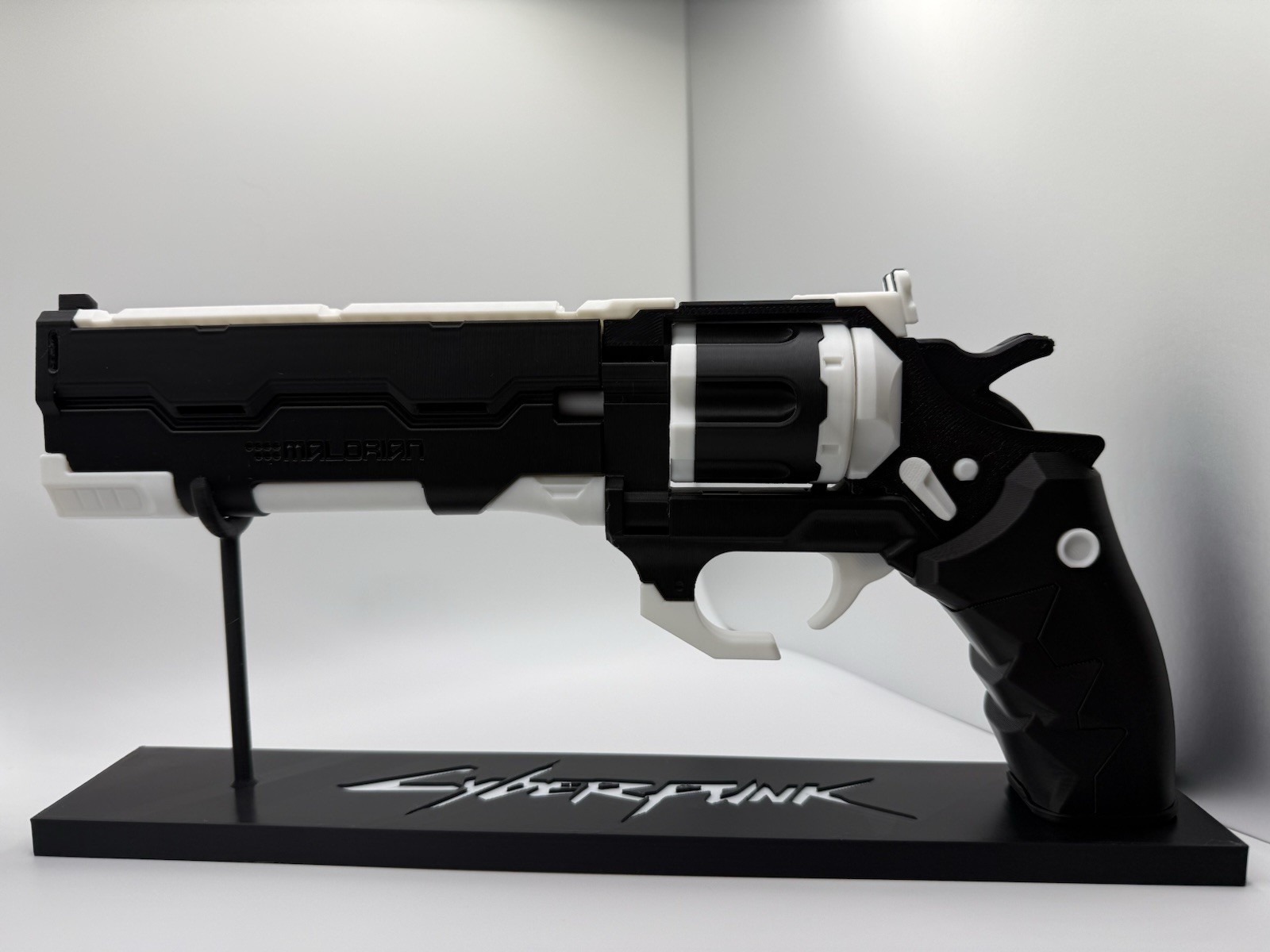 Cyberpunk 2077 Malorian Overture Replica – WITH STAND