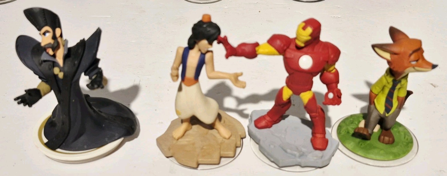 LOT OF 14 DISNEY INFINITY SKYLANDERS & 11 POWER DISC
