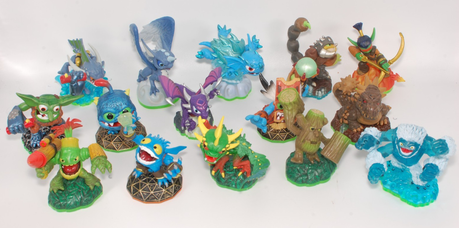 Lot of 24 Skylanders Figures – Characters, Levels, Accessories Spyros Adventure