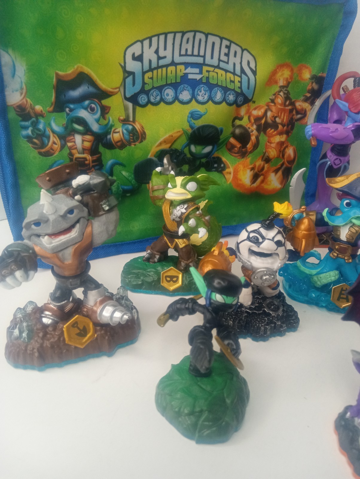 Huge Skylanders Lot 19 Figures With Carry Case Rare