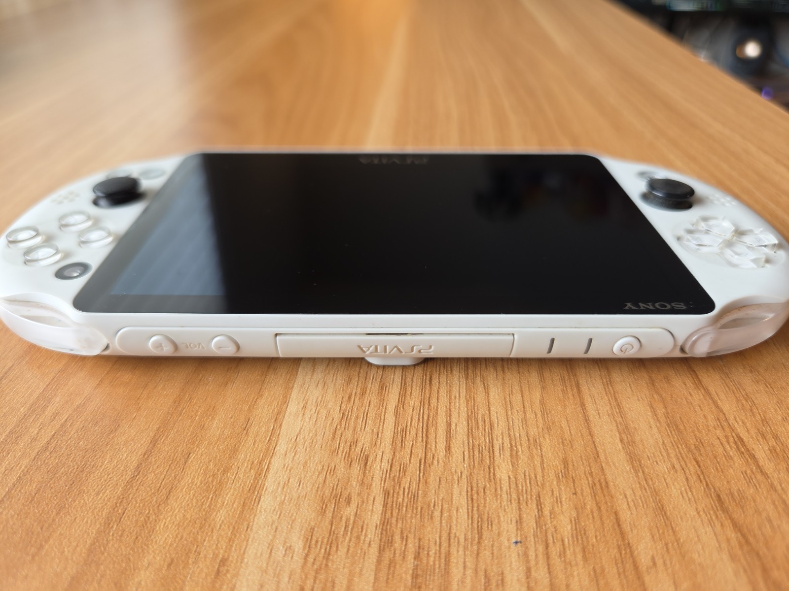 Sony PS Vita PCH-2000 Slim White + Charger GREAT CONDITION US SELLER