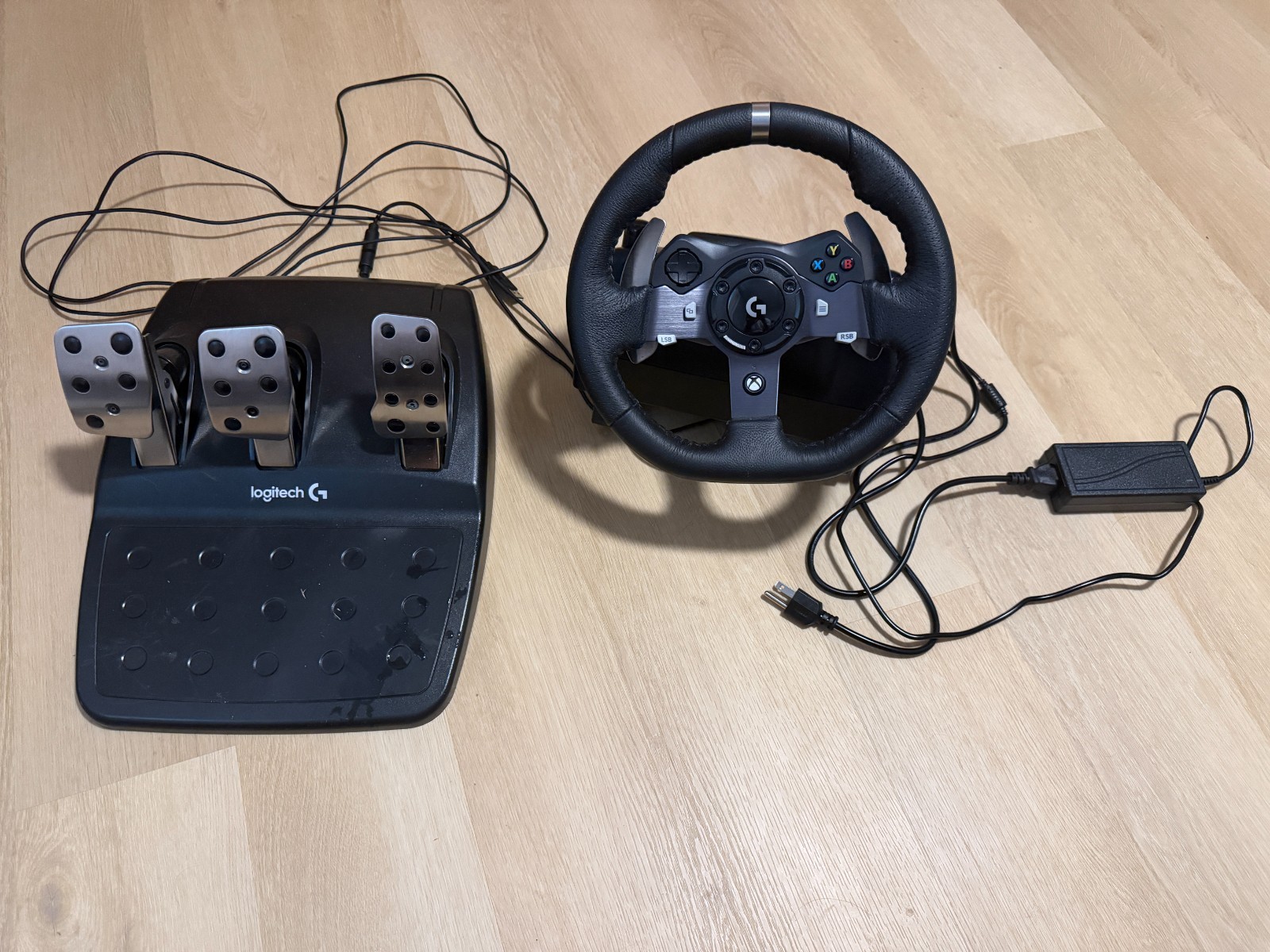 Logitech G920 Driving Force Racing Wheel for Xbox One and PC (941-000121)