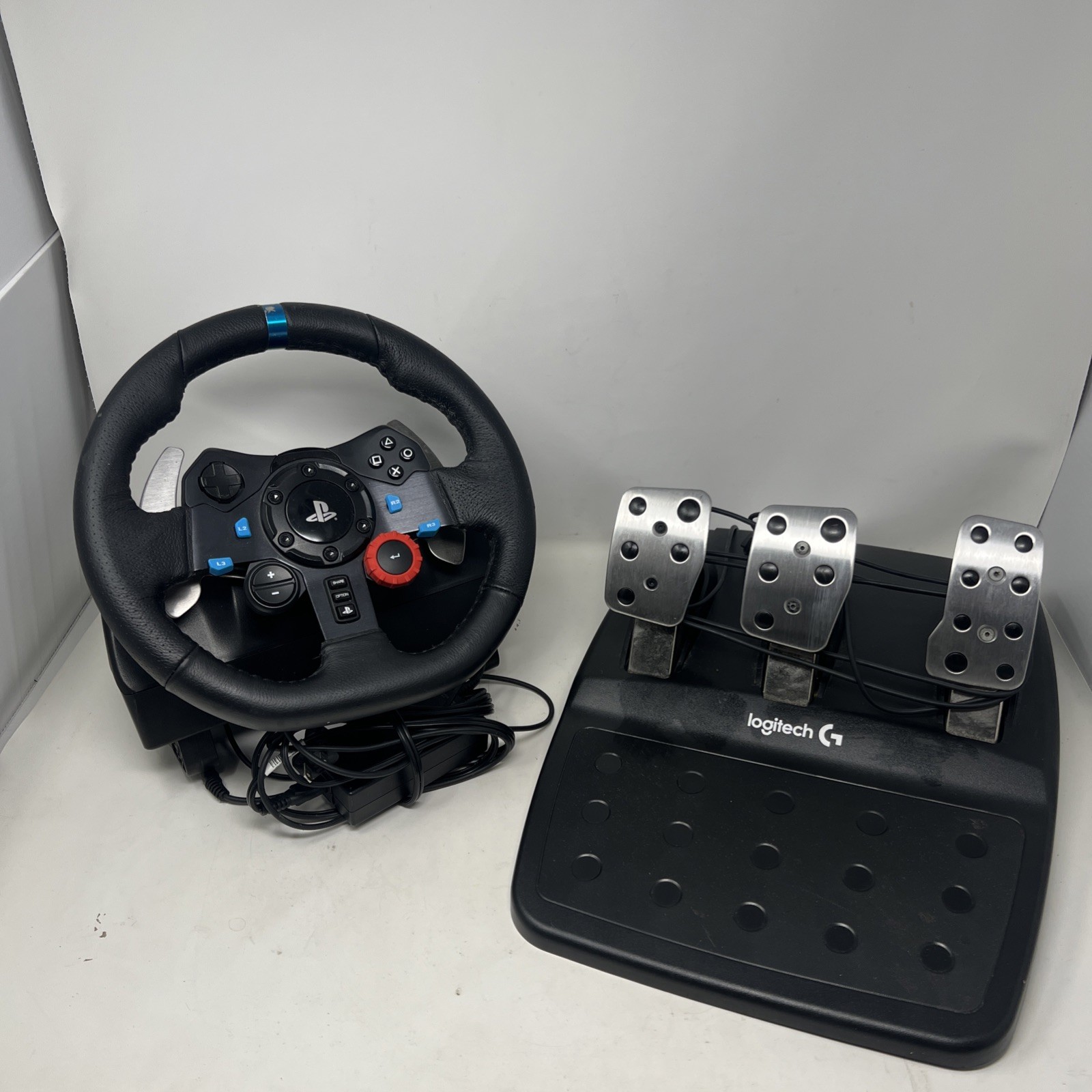 Logitech G29 Driving Force Racing Wheel and Floor Pedals PS3 PS4 Tested