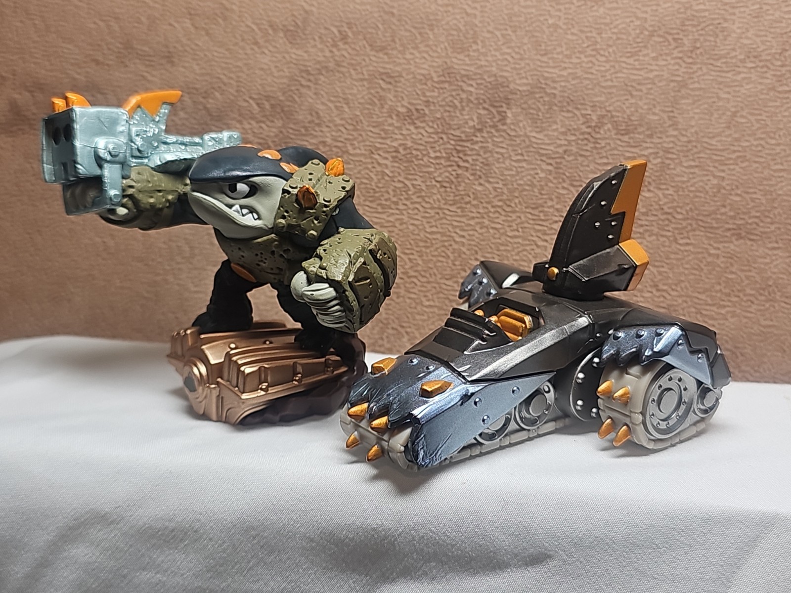 Skylanders SuperChargers Shark Shooter Terrafin Figure & Shark Tank Vehicle