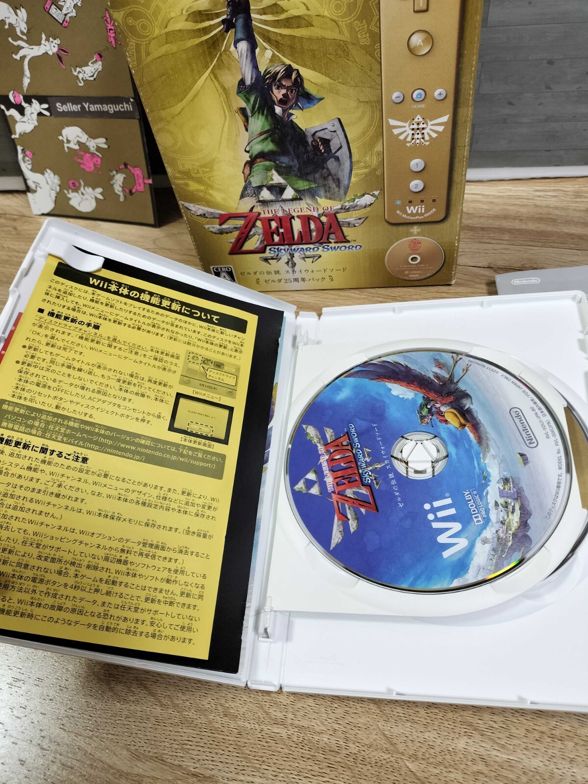 Wii Gold Remote ZELDA Skyward Sword 25th Special Edition Disc, Controller Boxed