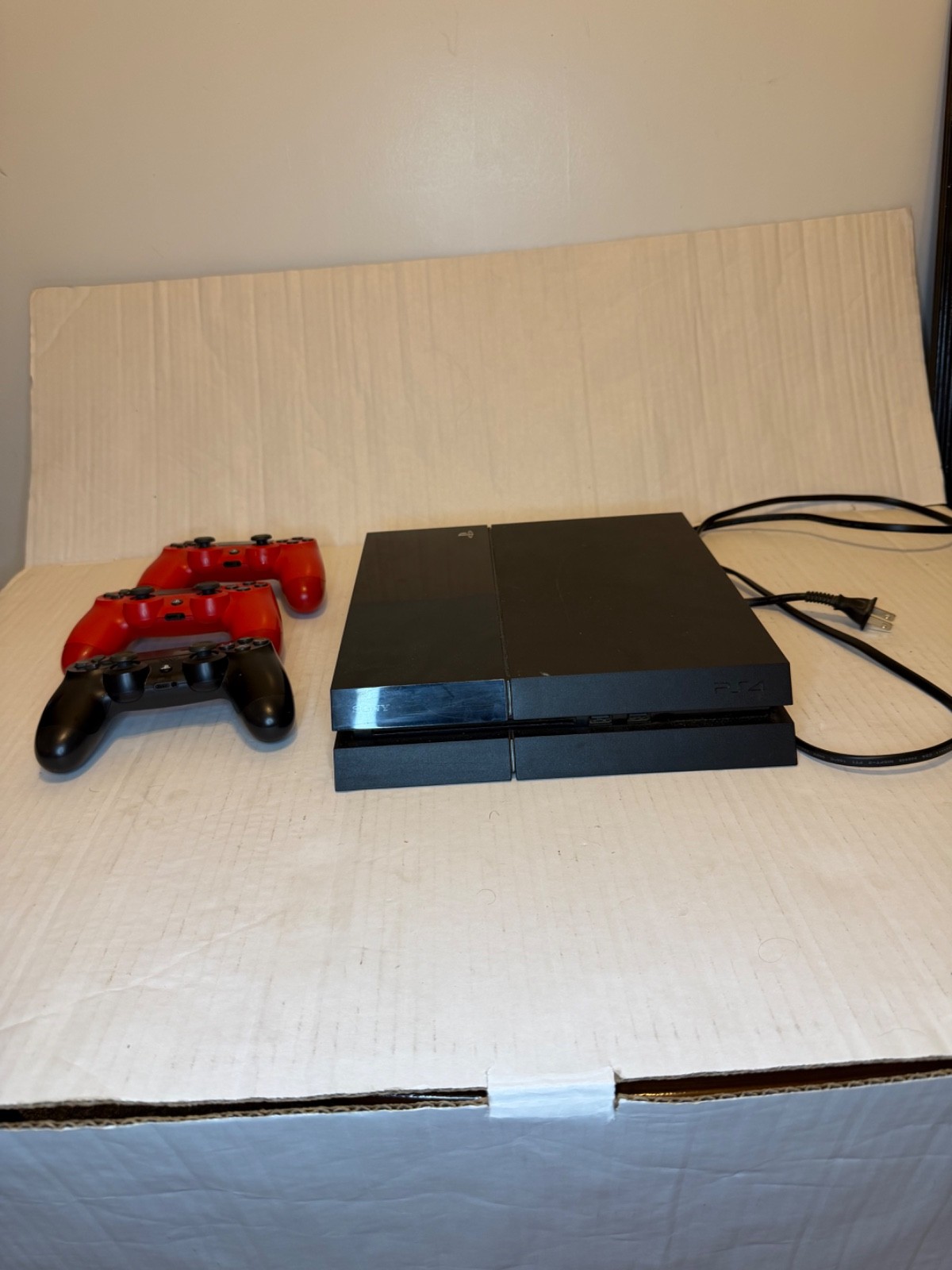 Sony PlayStation 4 PS4 Console Bundle w/ 3 Controllers & Charging Dock Tested