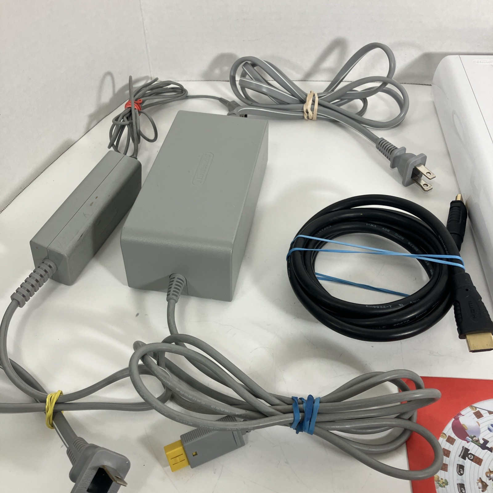 Nintendo Wii U 8GB WUP-001 Console Gamepad Power Cables Sensor Bar Game