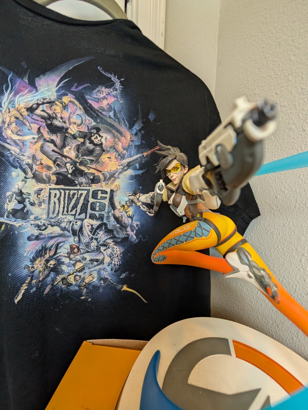 OVERWATCH TRACER Statue Lot-Blizzard Team signed Box, T-Shirt,Poster,Coins