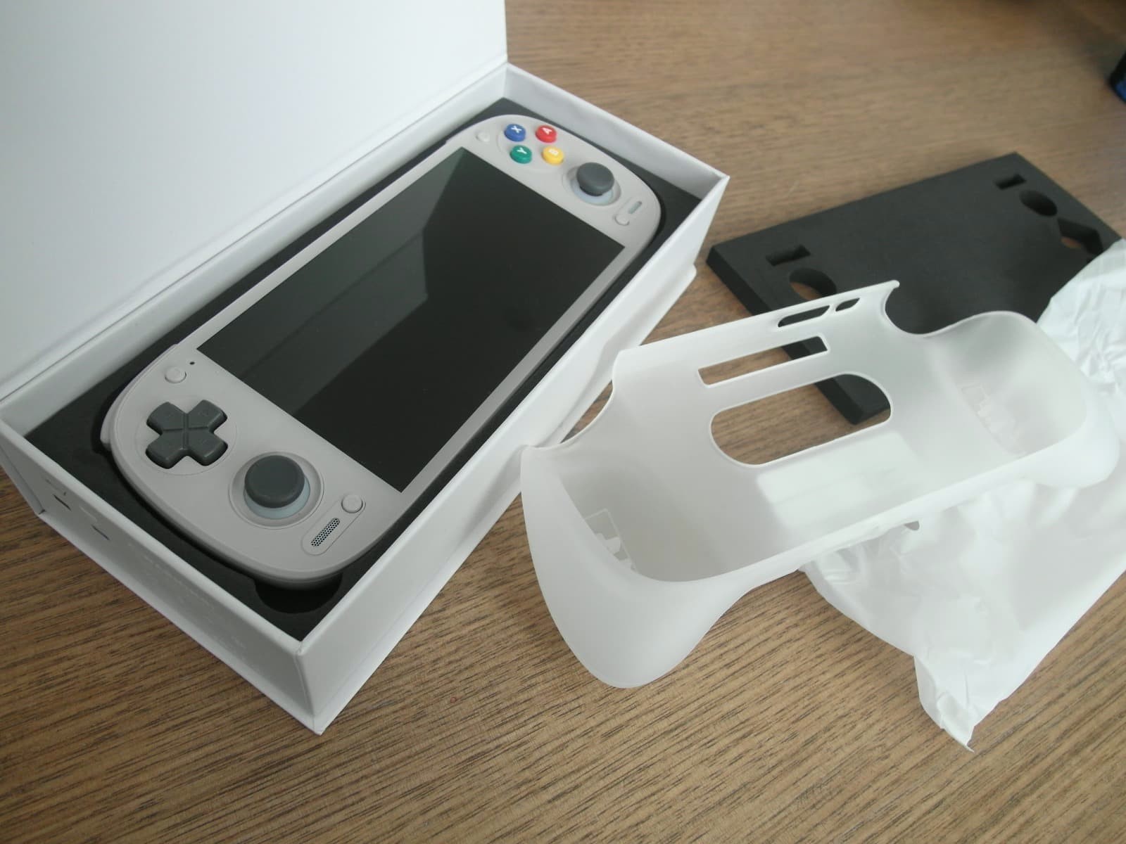 Retroid Pocket 5 with Grip & Carry Case – Complete in Box – Excellent Condition