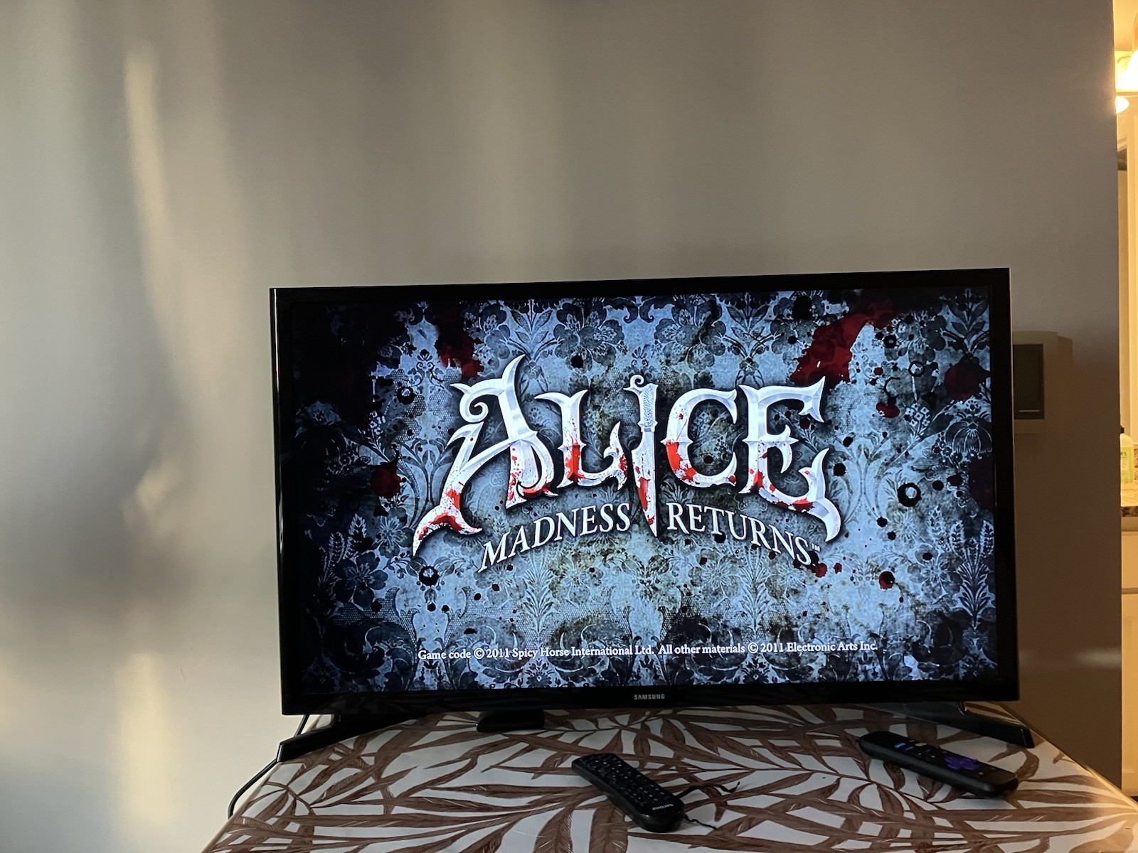 Alice: Madness Returns Xbox 360 CIB Complete W/ Manual & Insert Tested