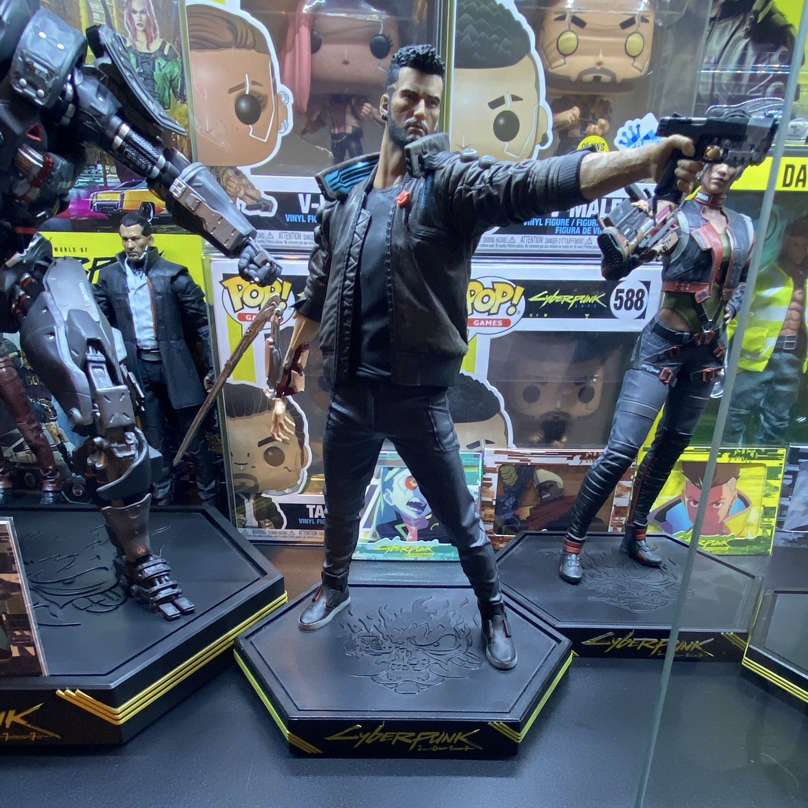 Cyberpunk 2077 V Statue dark horse w/ Display Base and box
