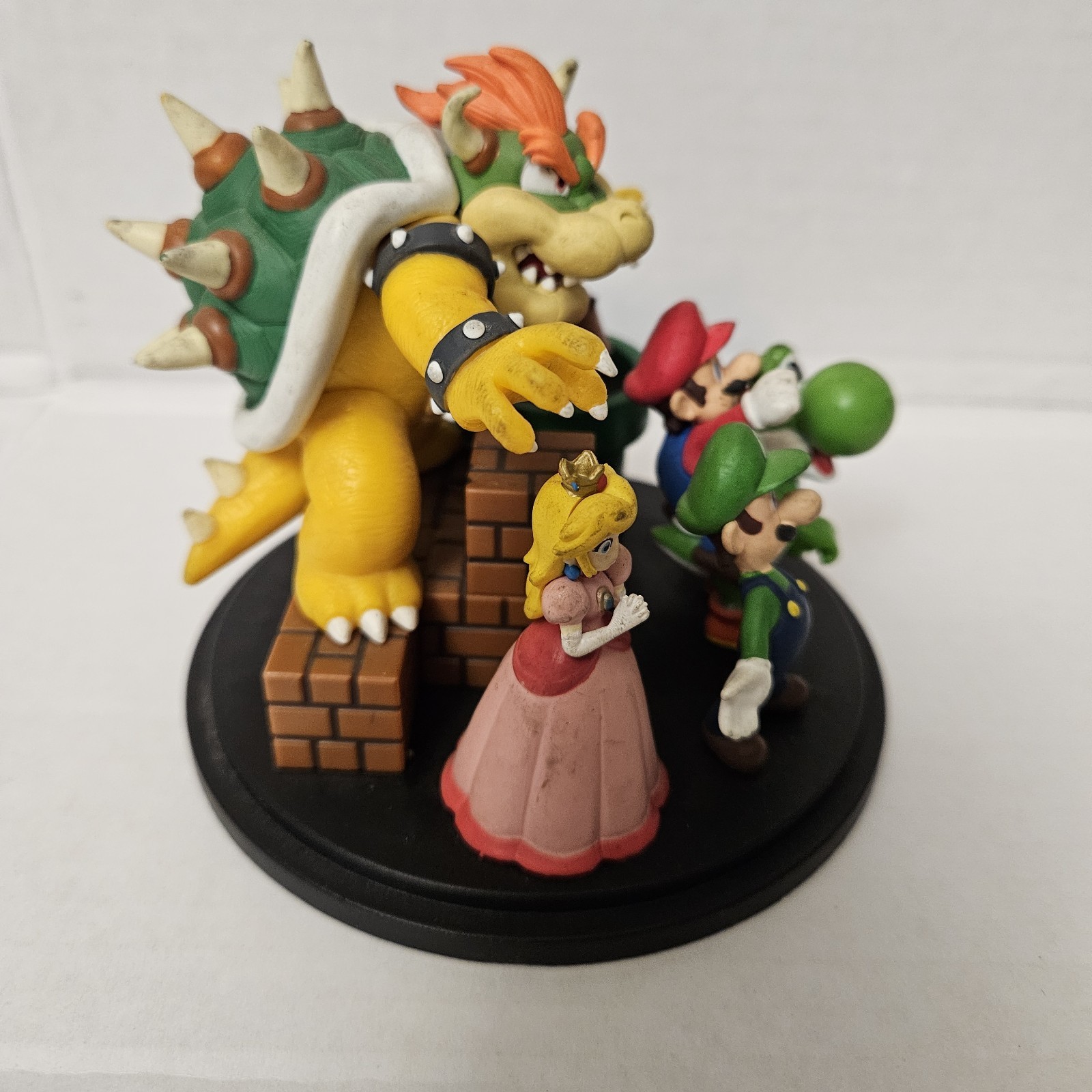 2010 Official Club Nintendo Platinum Award Super Mario Characters Statue