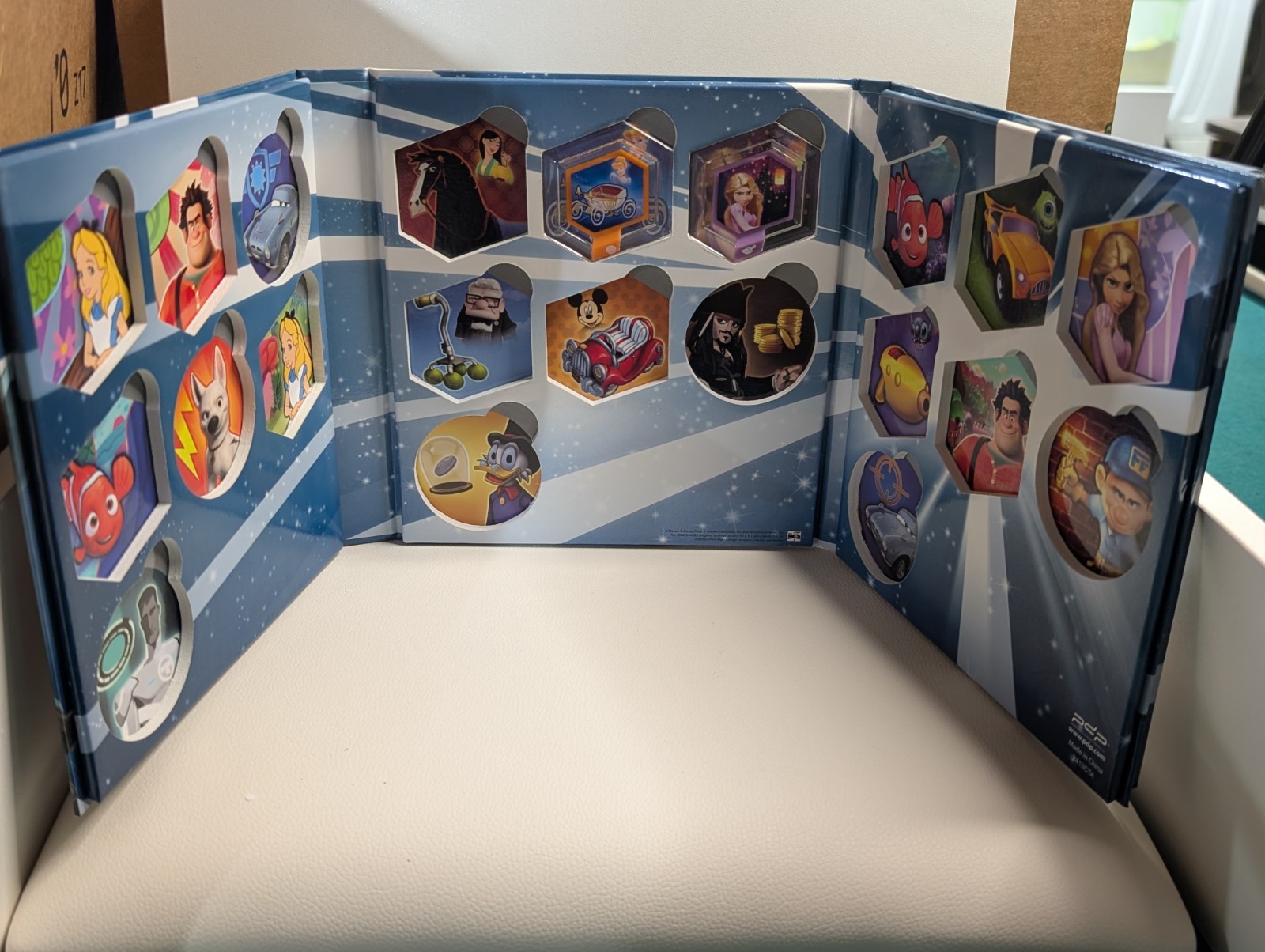 Disney Infinity Power Disc album with 6 Discs And Infiniti Port