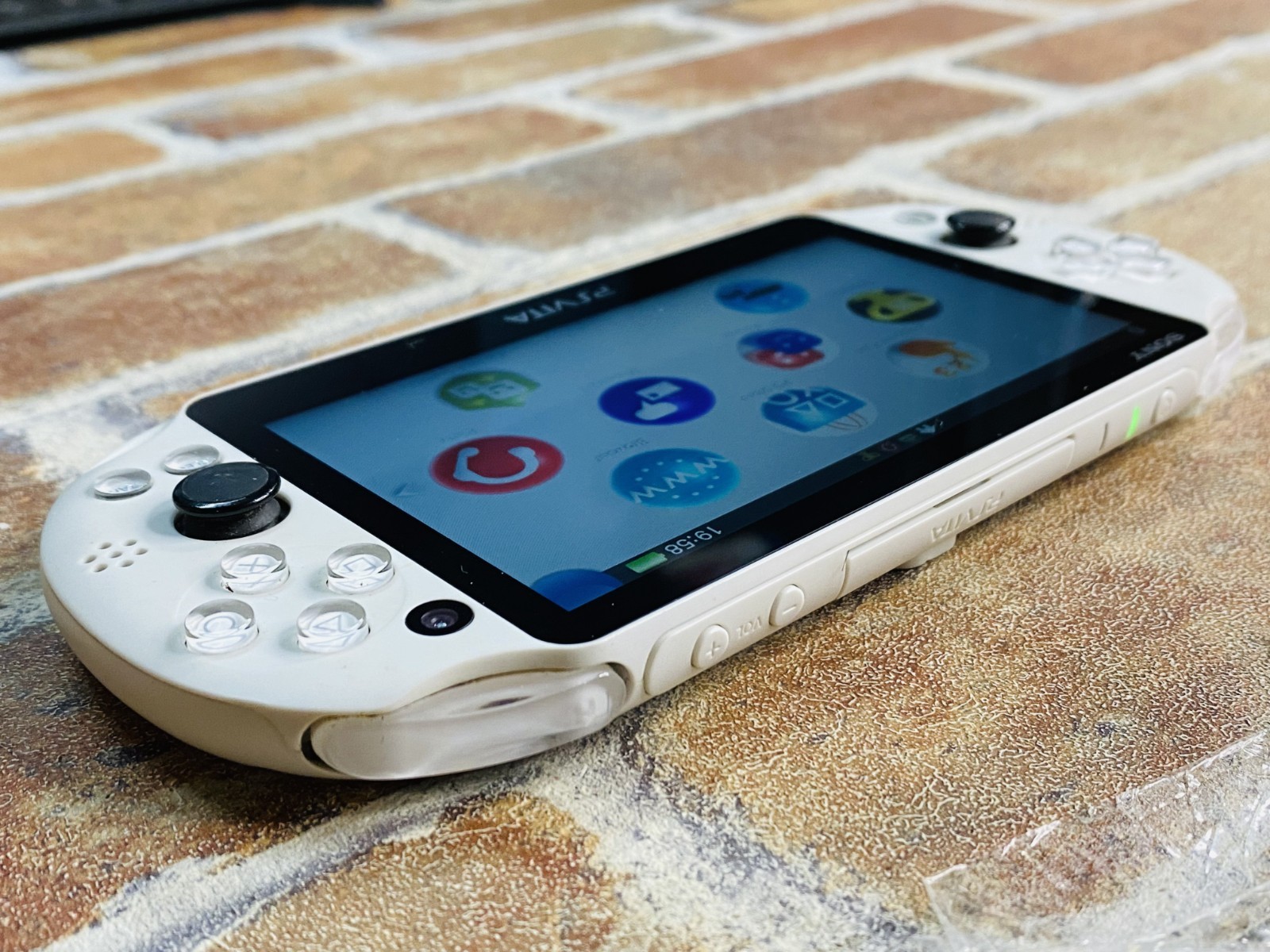 PS Vita Glacier White PCH-2000 SONY PlayStation Japan 8GB Charger Tested DDP