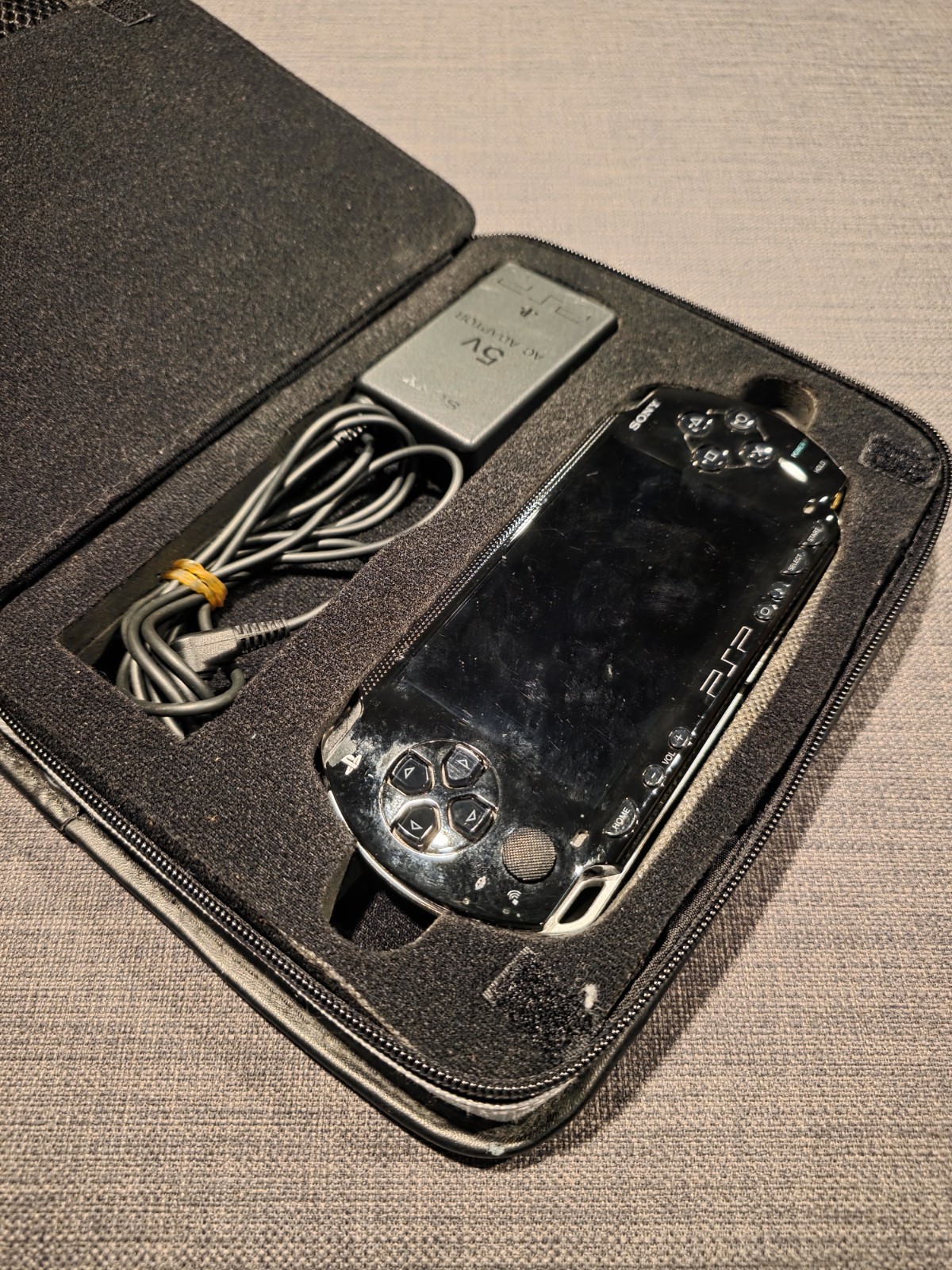 Sony PSP-1001 Black, Oem Charger, 5 Games – Darkstalkers, Xmen, Twisted Metal