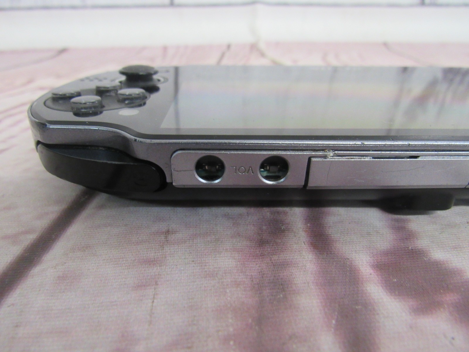 Sony PS Vita PCH-1001 Console w/Charger and Mortal Kombat Cart, *TESTED*